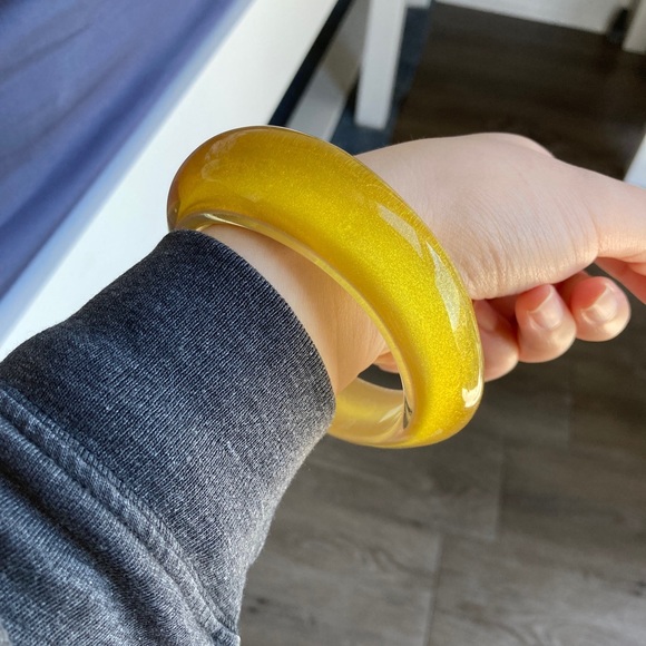 Vintage Chunky Asymmetrical Gold Lucite Bangle Bracelet - Picture 11 of 12